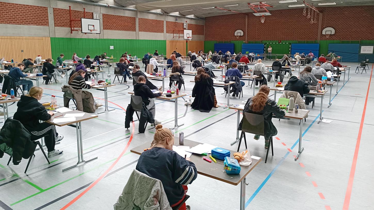 Wie in ganz Bayern stand für die 71 Abiturientinnen und Abiturienten des Schwabacher Wolfram-von-Eschenbach-Gymnasiums am ersten Tag der Abiturprüfungen "Deutsch" auf dem Stundenplan. Mit einer offiziellen Bearbeitungszeit von fünf Stunden und 45 Minuten. Wie in ganz Bayern stand für die 71 Abiturientinnen und Abiturienten des Schwabacher Wolfram-von-Eschenbach-Gymnasiums am ersten Tag der Abiturprüfungen "Deutsch" auf dem Stundenplan. Mit einer offiziellen Bearbeitungszeit von fünf Stunden und 45 Minuten.