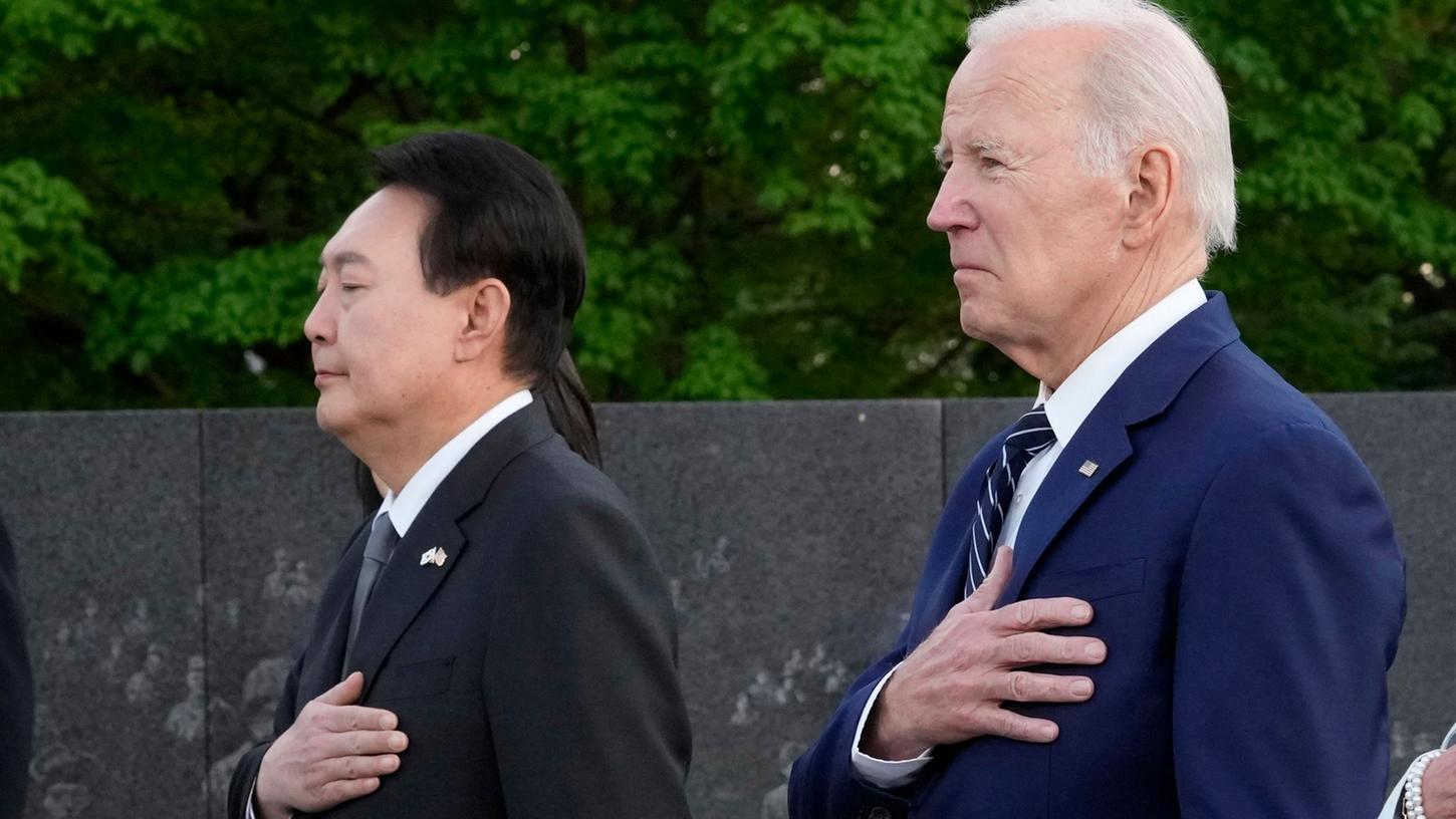 US-Präsident Joe Biden (r.) und der südkoreanische Präsident Yoon Suk Yeol halten nach einer Kranzniederlegung inne, als sie das Korean War Veterans Memorial in Washington besuchen.