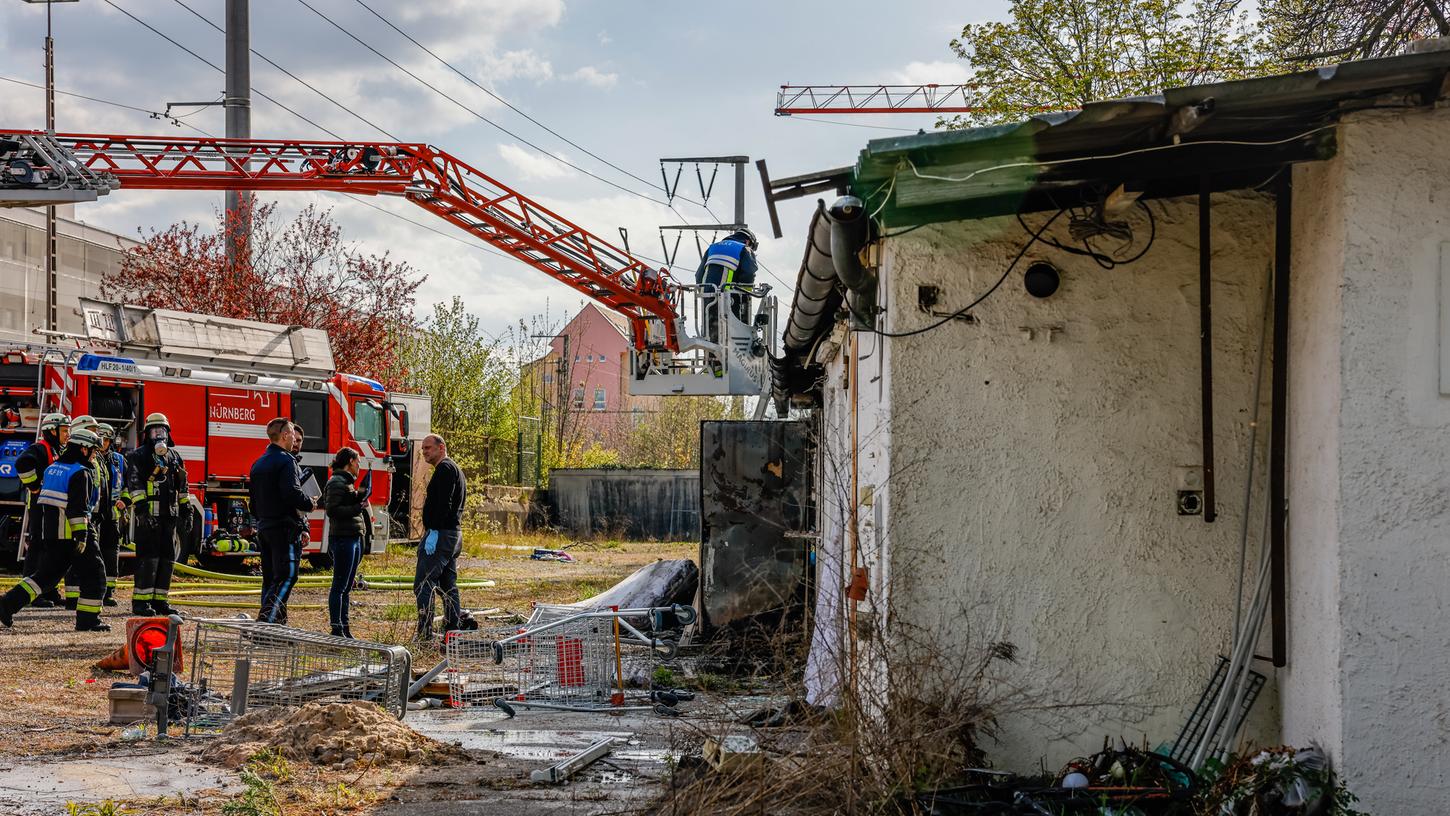 Ein Feuerwehrmann inspiziert das teilweise ausgebrannte Gebäude in der Nürnberger Geisseestraße. Ein Feuerwehrmann inspiziert das teilweise ausgebrannte Gebäude in der Nürnberger Geisseestraße.