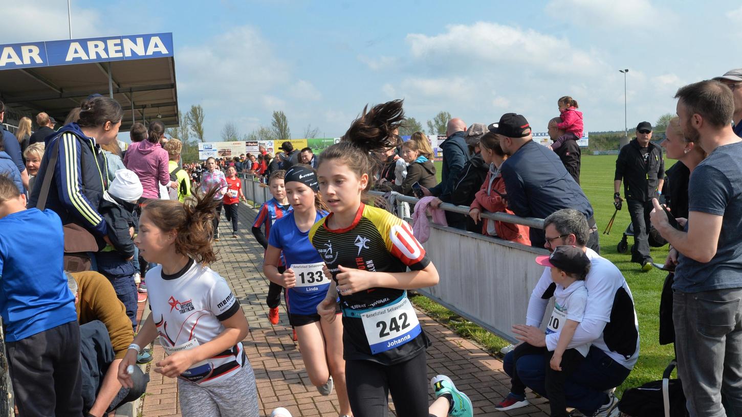 Zahleiche Kinder nahmen am Bambini-Lauf in Seligenporten teil. Zahleiche Kinder nahmen am Bambini-Lauf in Seligenporten teil.