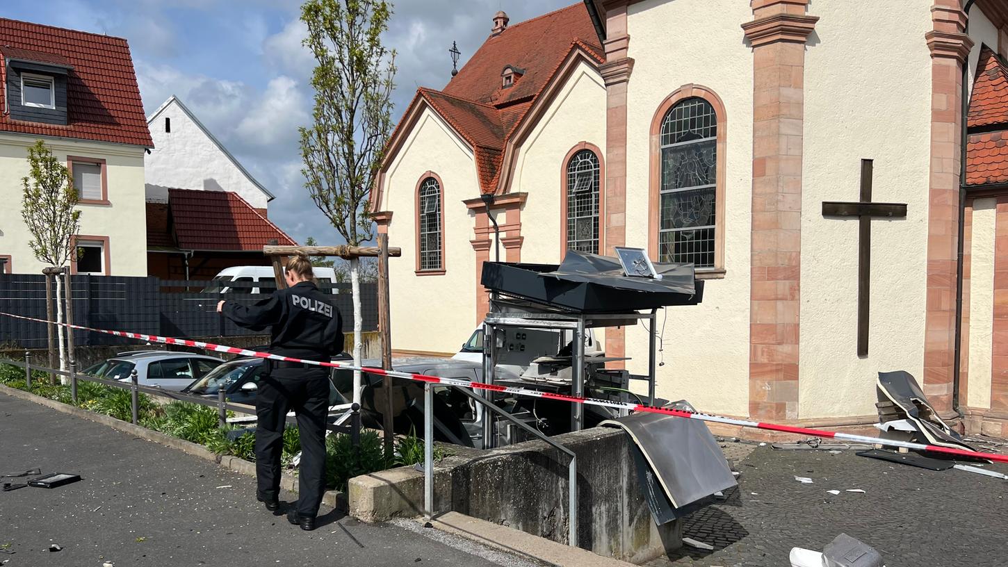 In der Nacht zum Mittwoch explodierte ein Geldautomat der Volksbank-Raiffeisenbank in Pflaumheim, einem Ortsteil von Großostheim (Landkreis Aschaffenburg). Auch die benachbarte Kirche wurde beschädigt. In der Nacht zum Mittwoch explodierte ein Geldautomat der Volksbank-Raiffeisenbank in Pflaumheim, einem Ortsteil von Großostheim (Landkreis Aschaffenburg). Auch die benachbarte Kirche wurde beschädigt.