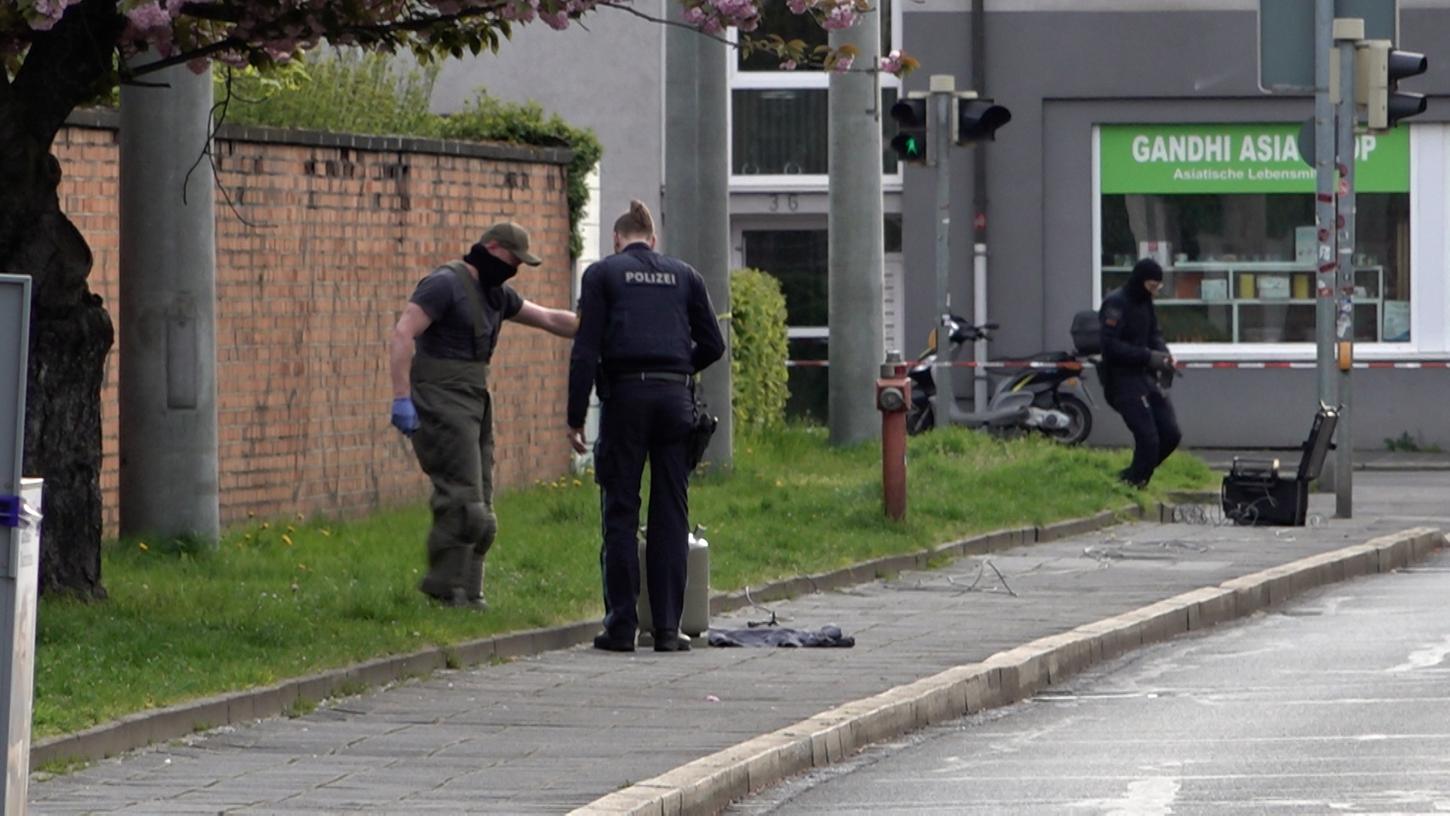 Am Donnerstagabend (27.04.2023) wurde in der Nürnberger Landgrabenstraße ein verdächtiger Gegenstand entdeckt. Mittlerweile konnte die Polizei wieder Entwarnung geben. Am Donnerstagabend (27.04.2023) wurde in der Nürnberger Landgrabenstraße ein verdächtiger Gegenstand entdeckt. Mittlerweile konnte die Polizei wieder Entwarnung geben.