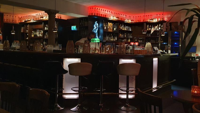 Eine stilvolle Umgebung zum Genuss von Cocktails bietet die Bar Europa. Die klassische Cocktailbar ist seit mittlerweile über neun Jahren in der Inneren Laufer Gasse 31 beheimatet. Das Angebot an Drinks ist vielseitig, kreativ und groß.