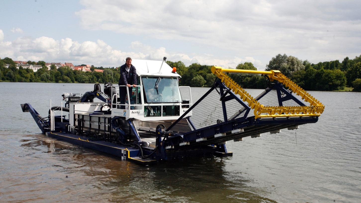Umweltminister Markus Söder unternahm eine Probefahrt mit dem neuen Mähsammelboot, das extra für den Wöhrder See angeschafft wurde. Mit seinem extrem geringen Tiefgang ist es ideal für das seichte Gewässer geeignet.