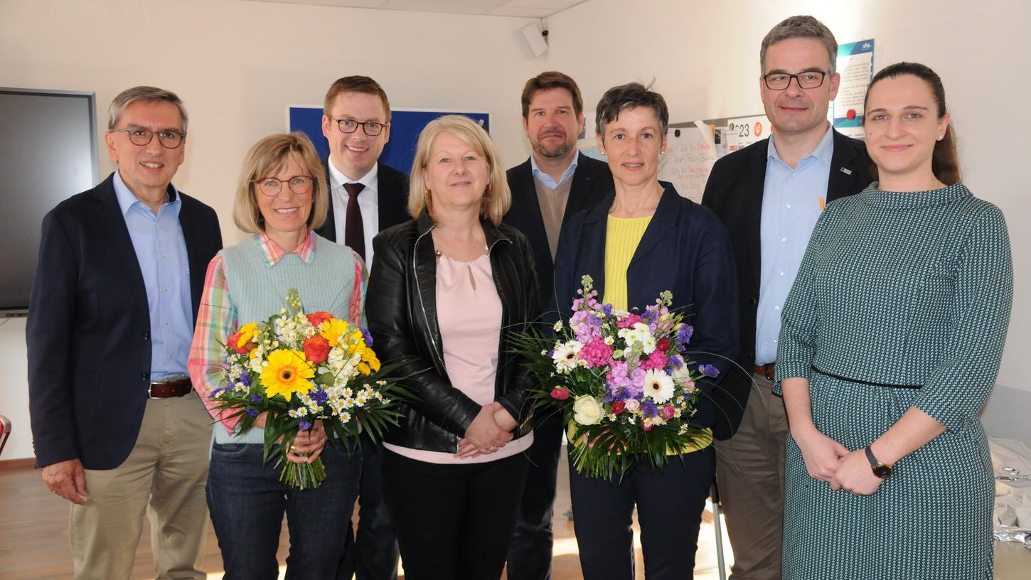 Die VHS Neumarkt bedankte sich bei Ursula Schmidt, die seit 20 Jahren ehrenamtlich in der Außenstelle Velburg führt, und Luitgard Rainer-Zacherl, seit zehn Jahren ehrenamtliche Außenstellenleiterin Dietfurt. Die VHS Neumarkt bedankte sich bei Ursula Schmidt, die seit 20 Jahren ehrenamtlich in der Außenstelle Velburg führt, und Luitgard Rainer-Zacherl, seit zehn Jahren ehrenamtliche Außenstellenleiterin Dietfurt.