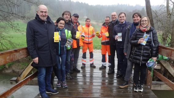 Freizeit-Tipp des Neumarkter Landrats auf erneuerter Holzbrücke: "Wandern hält gesund"