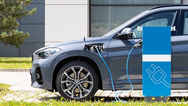 Elektrisch unterwegs: Mit einer Akkuladung kommt der teilzeitstromernde Bayer knapp 80 Kilometer weit. BMW X1 xDrive 30e