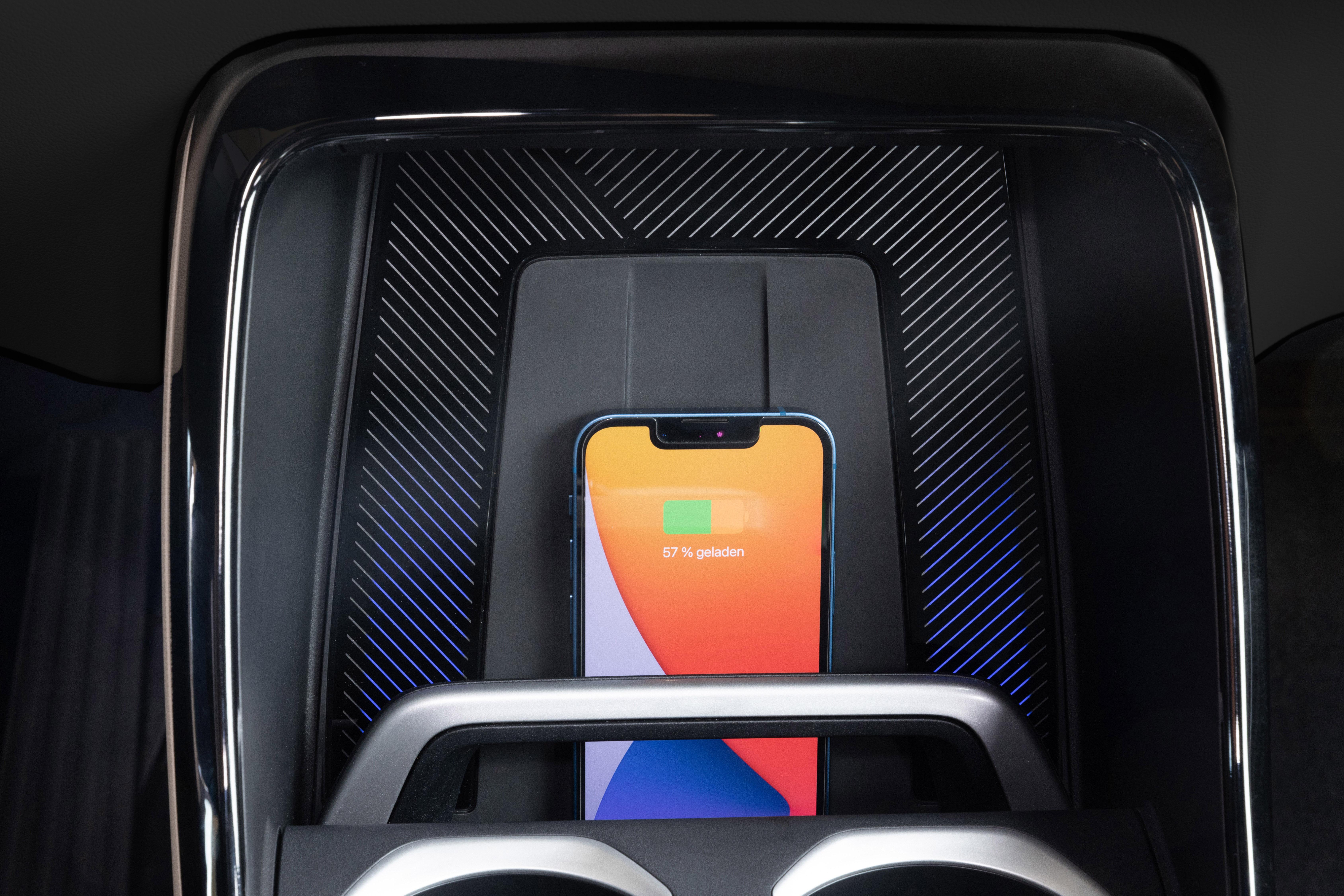 Eine clevere Idee ist die Smartphone-Ablage, in der das Handy zum induktiven Laden aufrecht und somit im Sichtfeld Platz nimmt, fixiert wird das Telefon mit einer Spange.