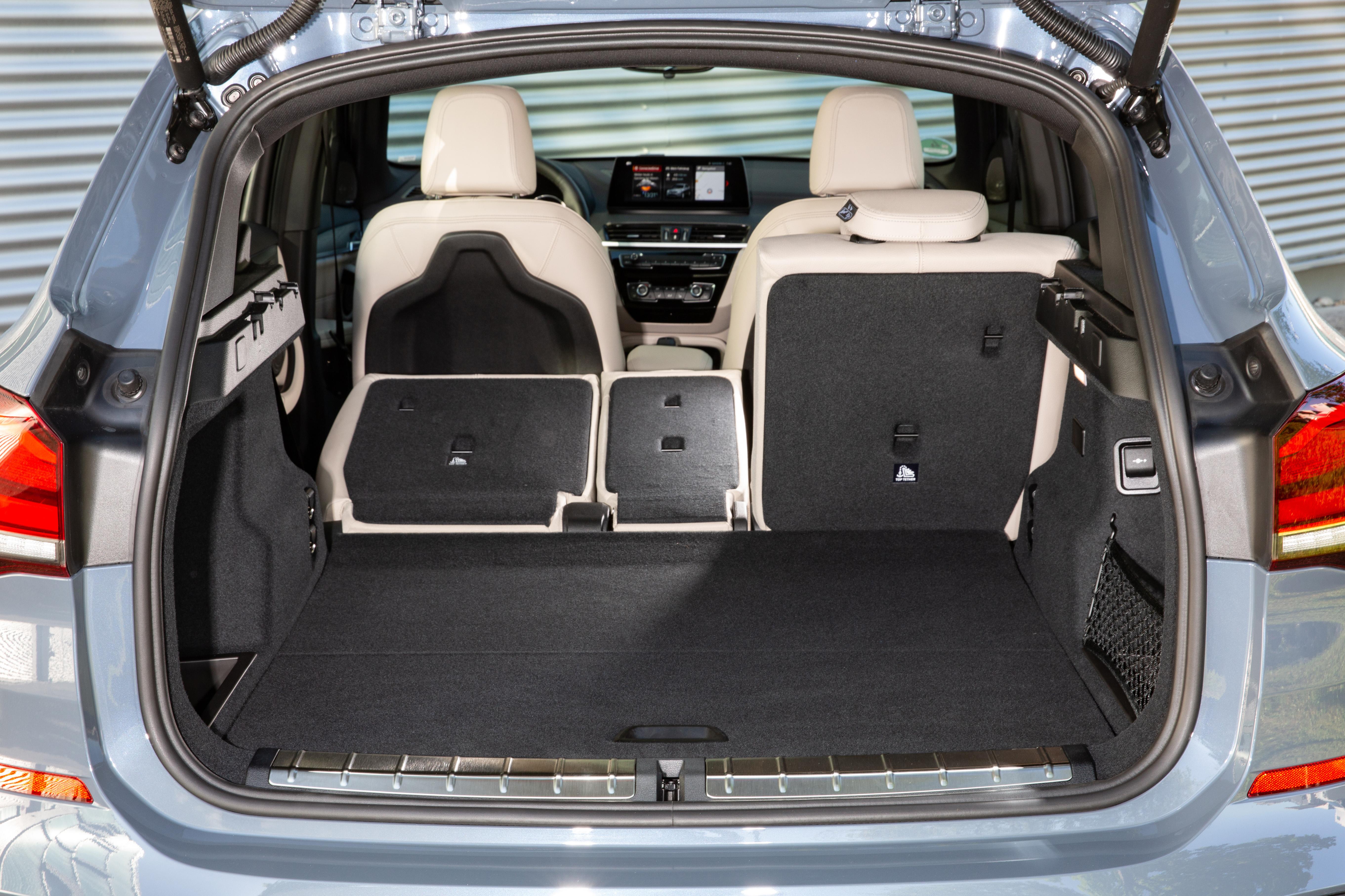 Die Rücksitzlehnen lassen sich im Verhältnis 40:20:40 umlegen, das vergrößert den Kofferraum von 490 auf 1495 Liter.