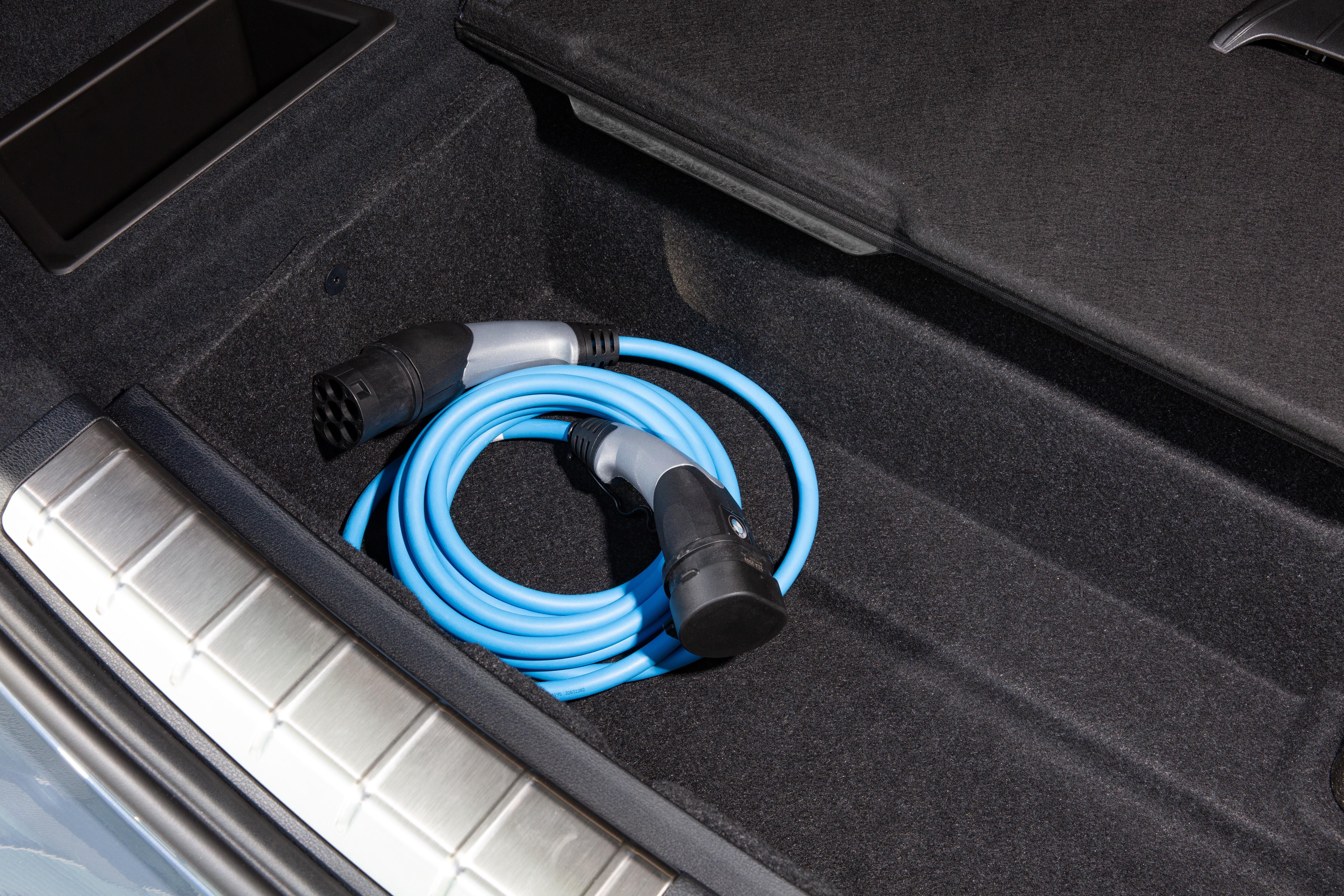 Der X1 hat einen doppelten Ladeboden, der praktischerweise die Ladekabel aufnimmt.