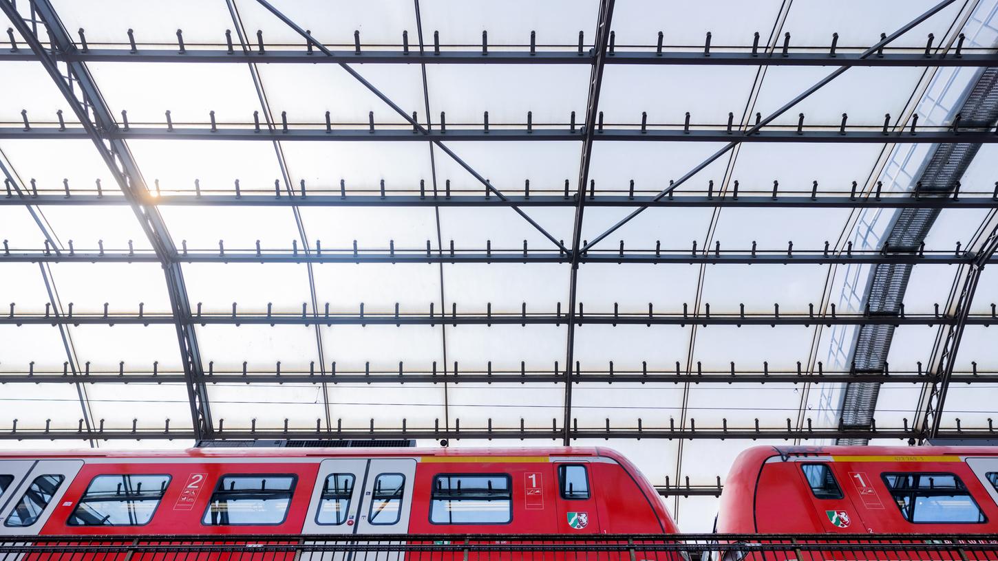 Ab dem 1. Mai kann man mit dem 49-Euro-Ticket durch ganz Deutschland fahren. Ab dem 1. Mai kann man mit dem 49-Euro-Ticket durch ganz Deutschland fahren.