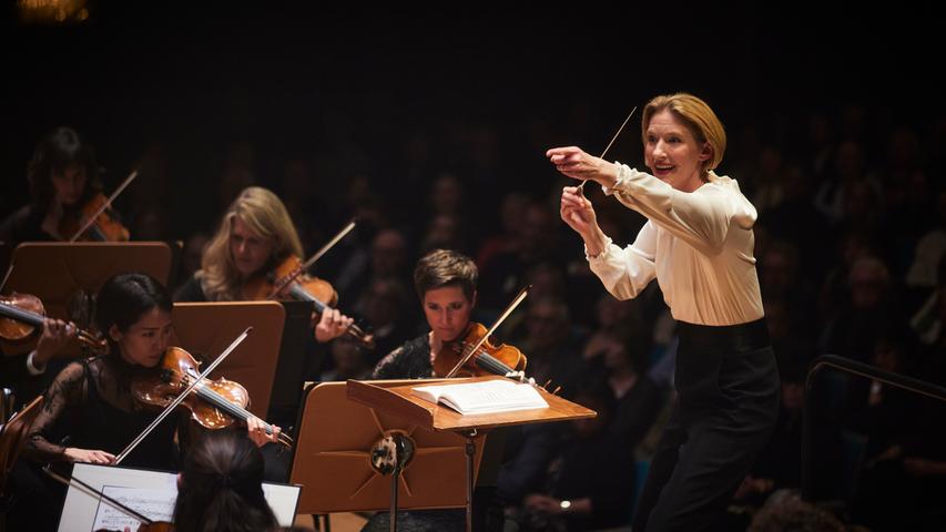 Joana Mallwitz dirigierte bei ihrem Abschiedskonzert am 28. April in der Meistersingerhalle Mahlers 4. Sinfonie und "Herzensstücke".