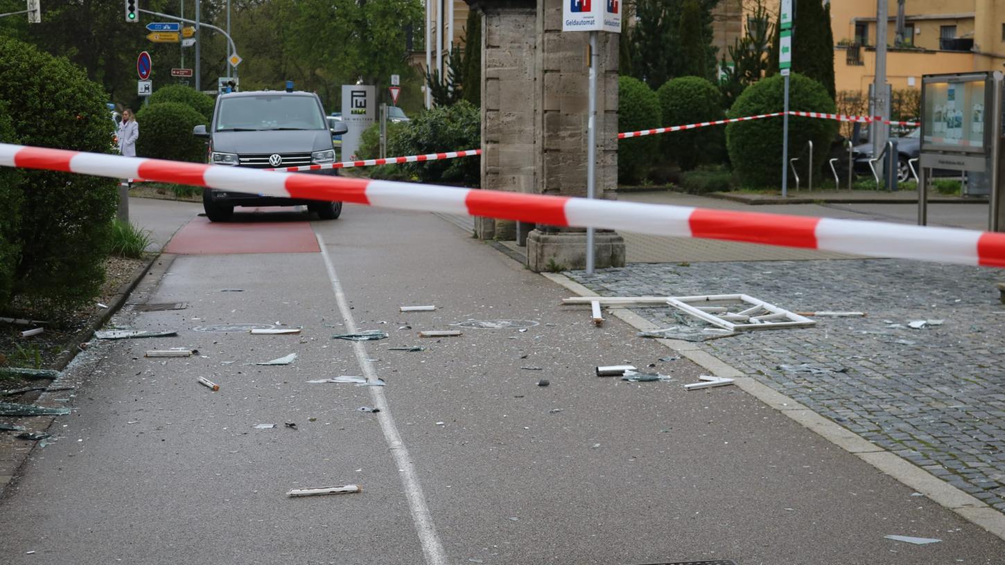 Im Vorraum einer VR-Filiale in der Bahnhofsstraße haben Unbekannte drei Geldautomaten gesprengt. Im Vorraum einer VR-Filiale in der Bahnhofsstraße haben Unbekannte drei Geldautomaten gesprengt.