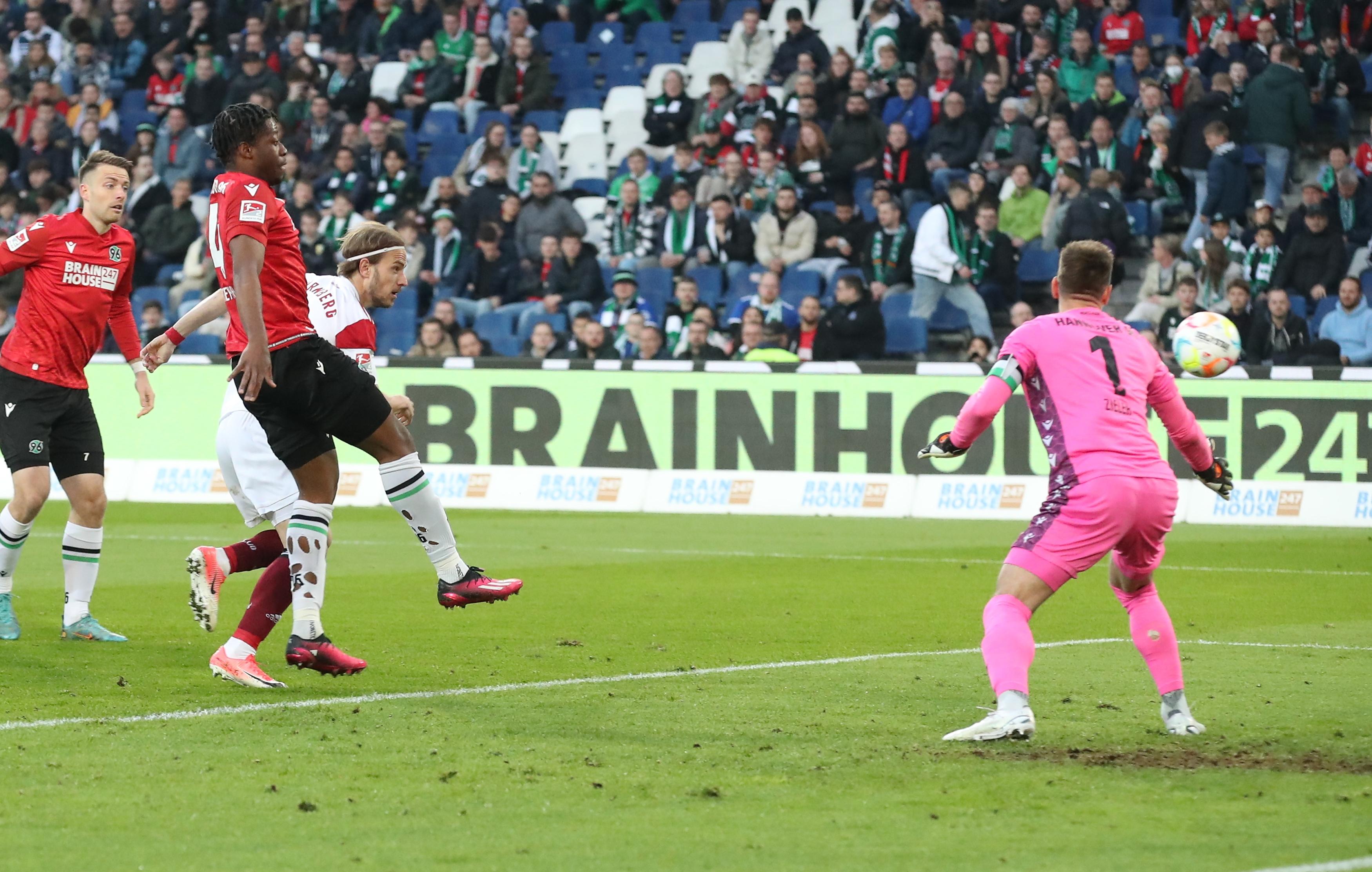 ... und direkt im Anschluss köpft Lohkemper, Nürnbergs einzige echte Sturmspitze, knapp an Zielers Kasten und damit dem Club-Glück vorbei. Durchatmen!   