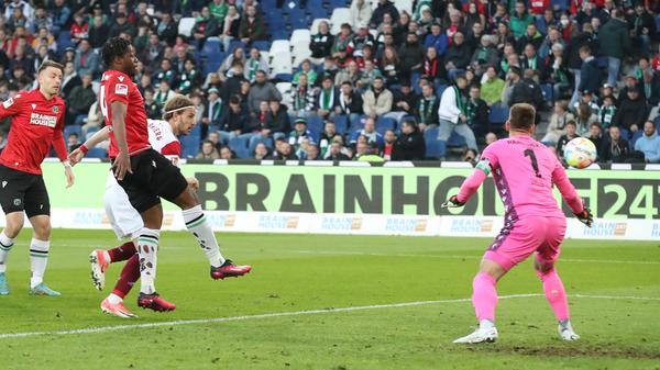 ... und direkt im Anschluss köpft Lohkemper, Nürnbergs einzige echte Sturmspitze, knapp an Zielers Kasten und damit dem Club-Glück vorbei. Durchatmen!