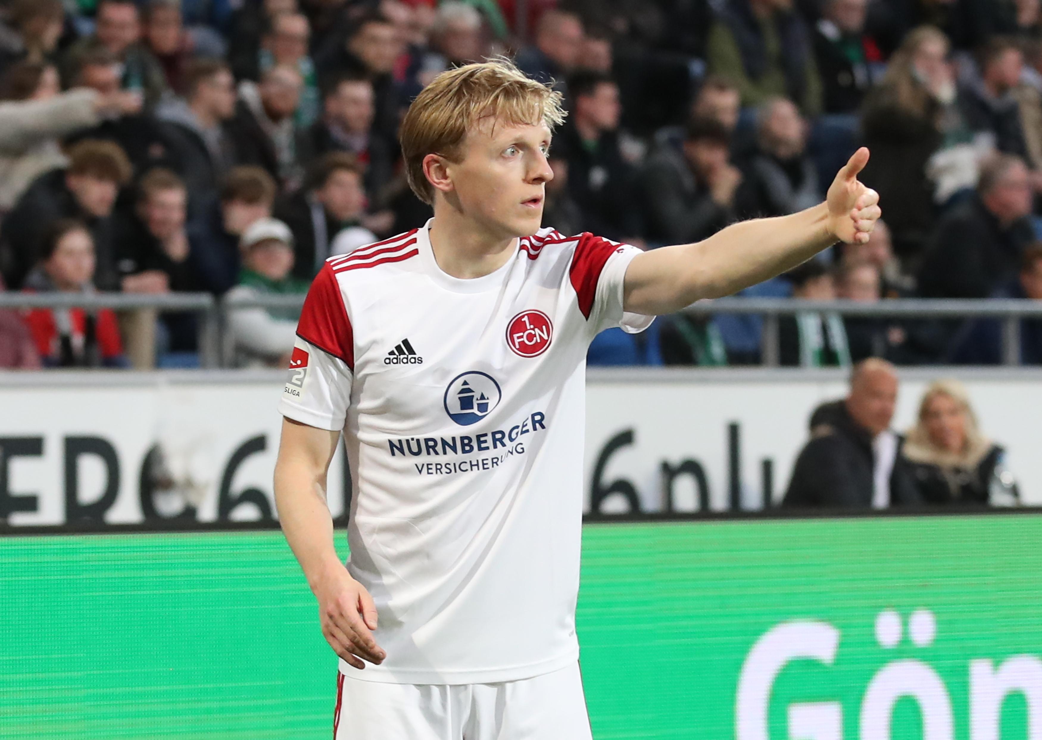 Und tatsächlich spielt der 1. FC Nürnberg in der Ferne direkt auf Angriff. Nach gerade einmal vier Minuten klopft Möller Daehli von der Sechzehnerkante an ...   