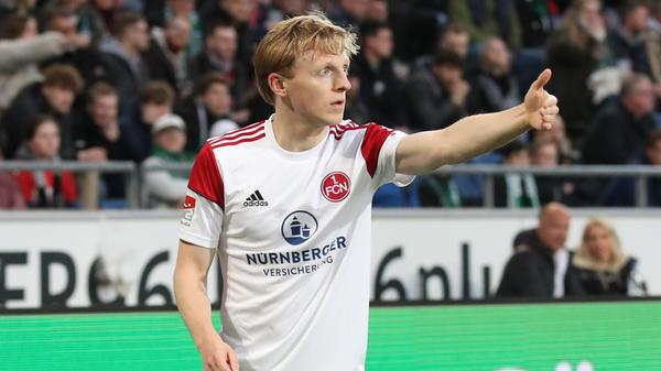 Und tatsächlich spielt der 1. FC Nürnberg in der Ferne direkt auf Angriff. Nach gerade einmal vier Minuten klopft Möller Daehli von der Sechzehnerkante an ...