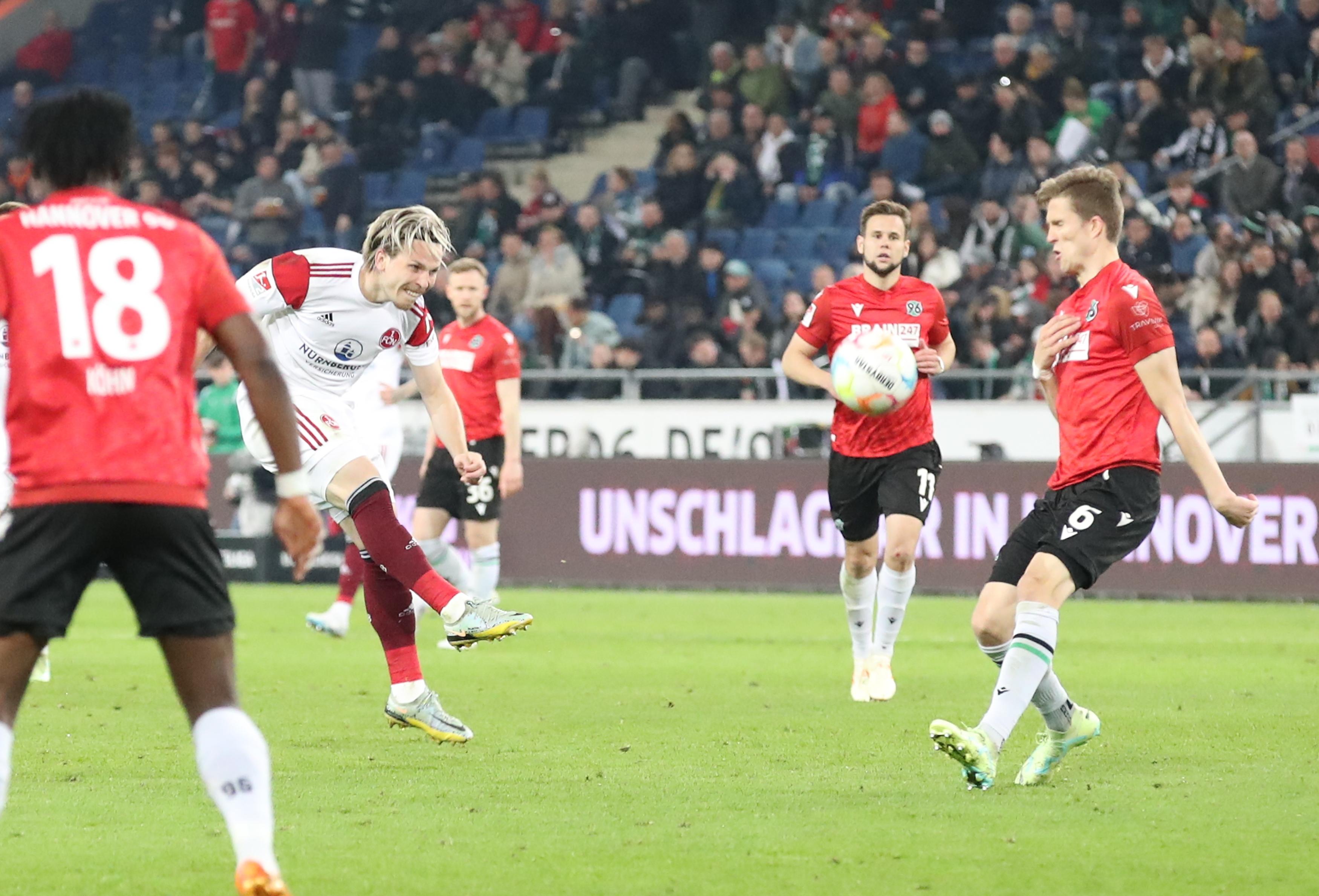 Im Verlauf der ersten Hälfte setzt sich der Club in der gegnerischen Hälfte fest. So wirkliche Chancen erspielt sich die Hecking-Elf dabei aber nur selten. Macht aber ...   