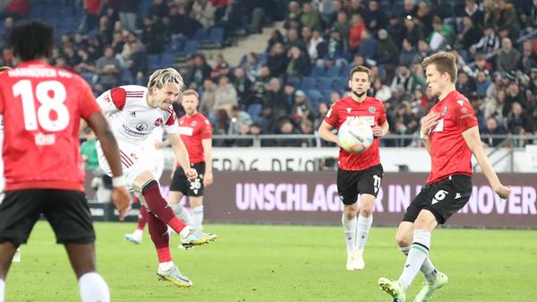 Im Verlauf der ersten Hälfte setzt sich der Club in der gegnerischen Hälfte fest. So wirkliche Chancen erspielt sich die Hecking-Elf dabei aber nur selten. Macht aber ...