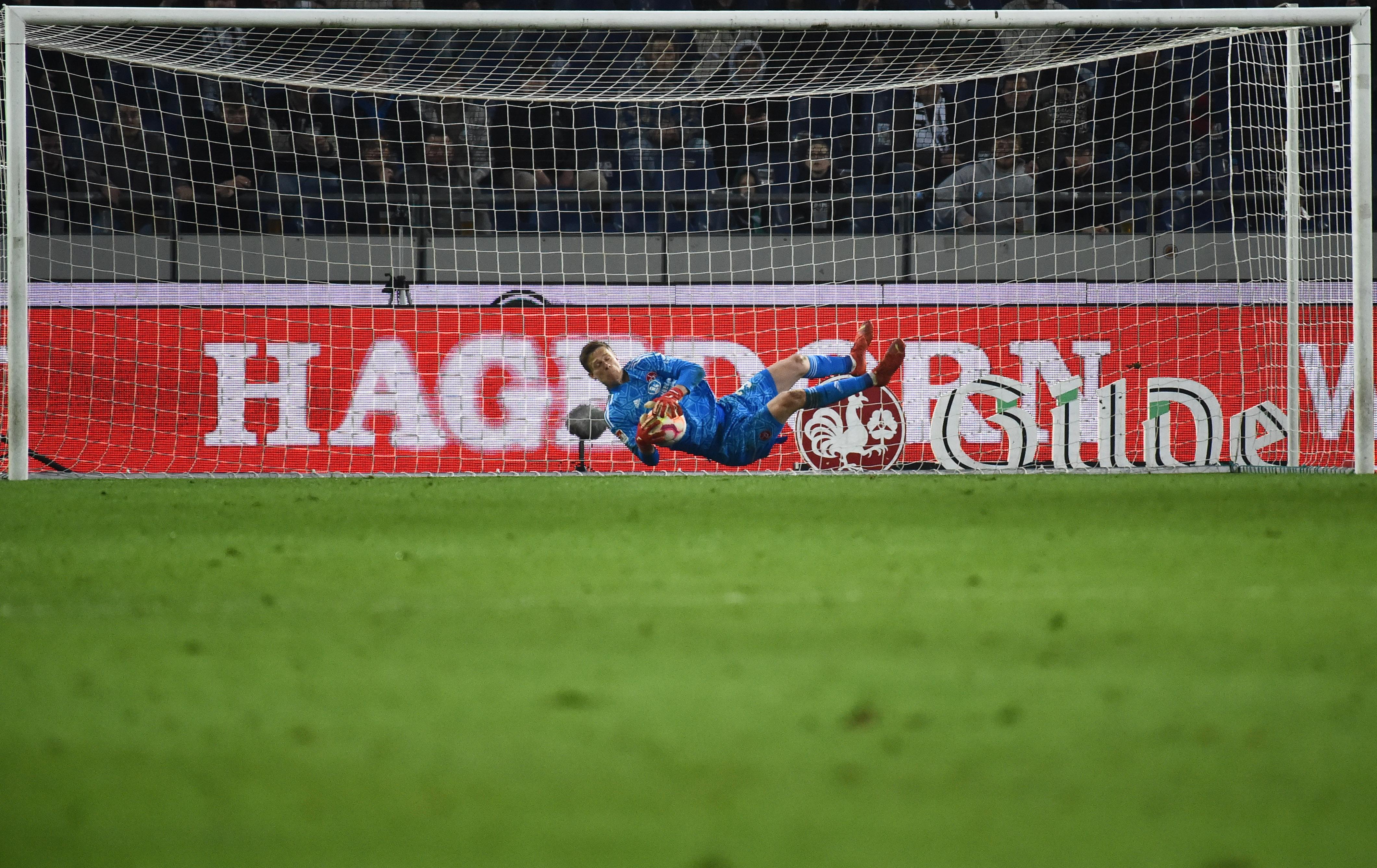 ... in der Defensive immer wieder fatale Fehler. Beispielsweise in der 36. Minute, als der FCN Hannover im eigenen Stadion kontern lässt. Schaub setzt den Ball an den Pfosten, der Club im Glück! Vindahl, hier im Bild, wäre machtlos gewesen. 