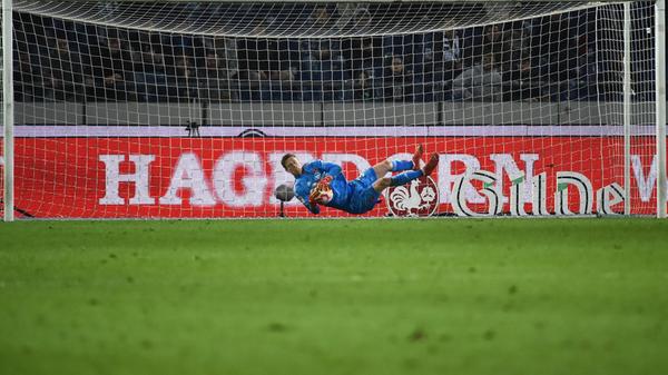 ... in der Defensive immer wieder fatale Fehler. Beispielsweise in der 36. Minute, als der FCN Hannover im eigenen Stadion kontern lässt. Schaub setzt den Ball an den Pfosten, der Club im Glück! Vindahl, hier im Bild, wäre machtlos gewesen.