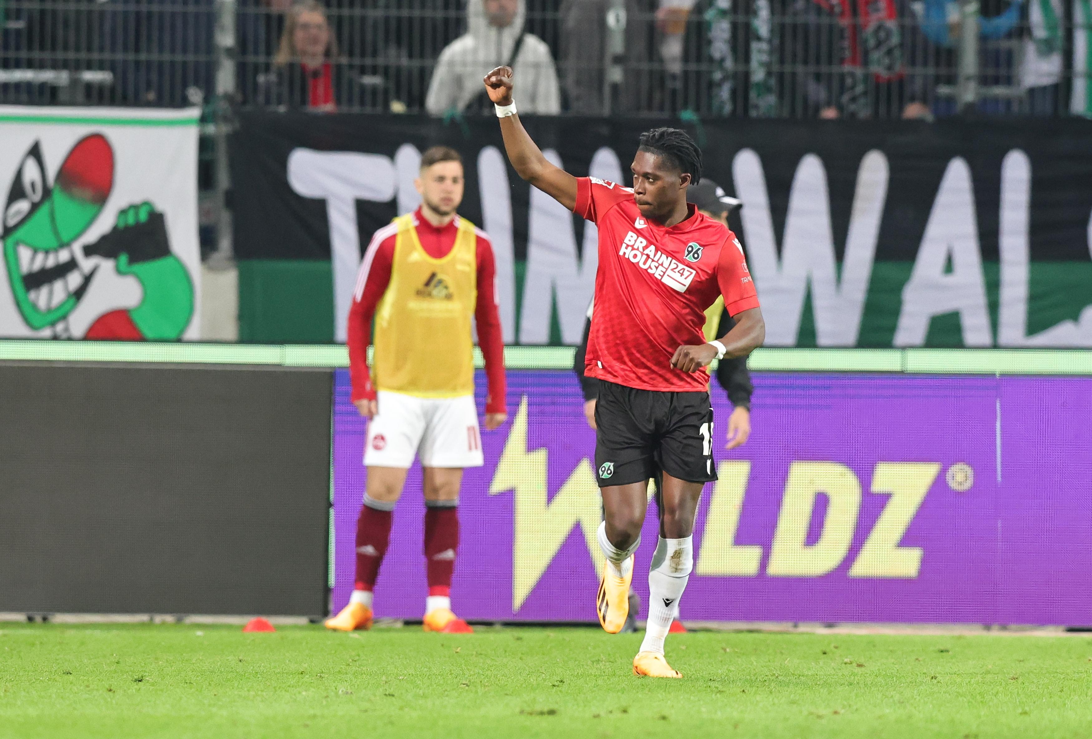 In in der zweiten Hälfte geht es für die Hecking-Elf nicht unbedingt besser weiter. Vier Minuten nach Wiederanpfiff schaltet Köhn am schnellsten und schlenzt. 2:0!   