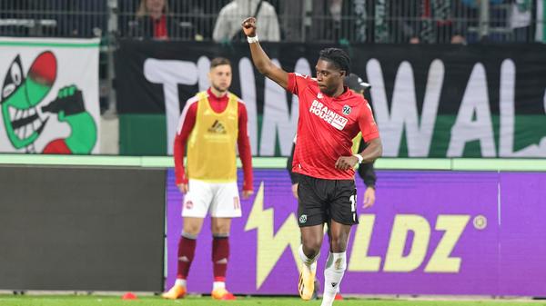 In in der zweiten Hälfte geht es für die Hecking-Elf nicht unbedingt besser weiter. Vier Minuten nach Wiederanpfiff schaltet Köhn am schnellsten und schlenzt. 2:0!