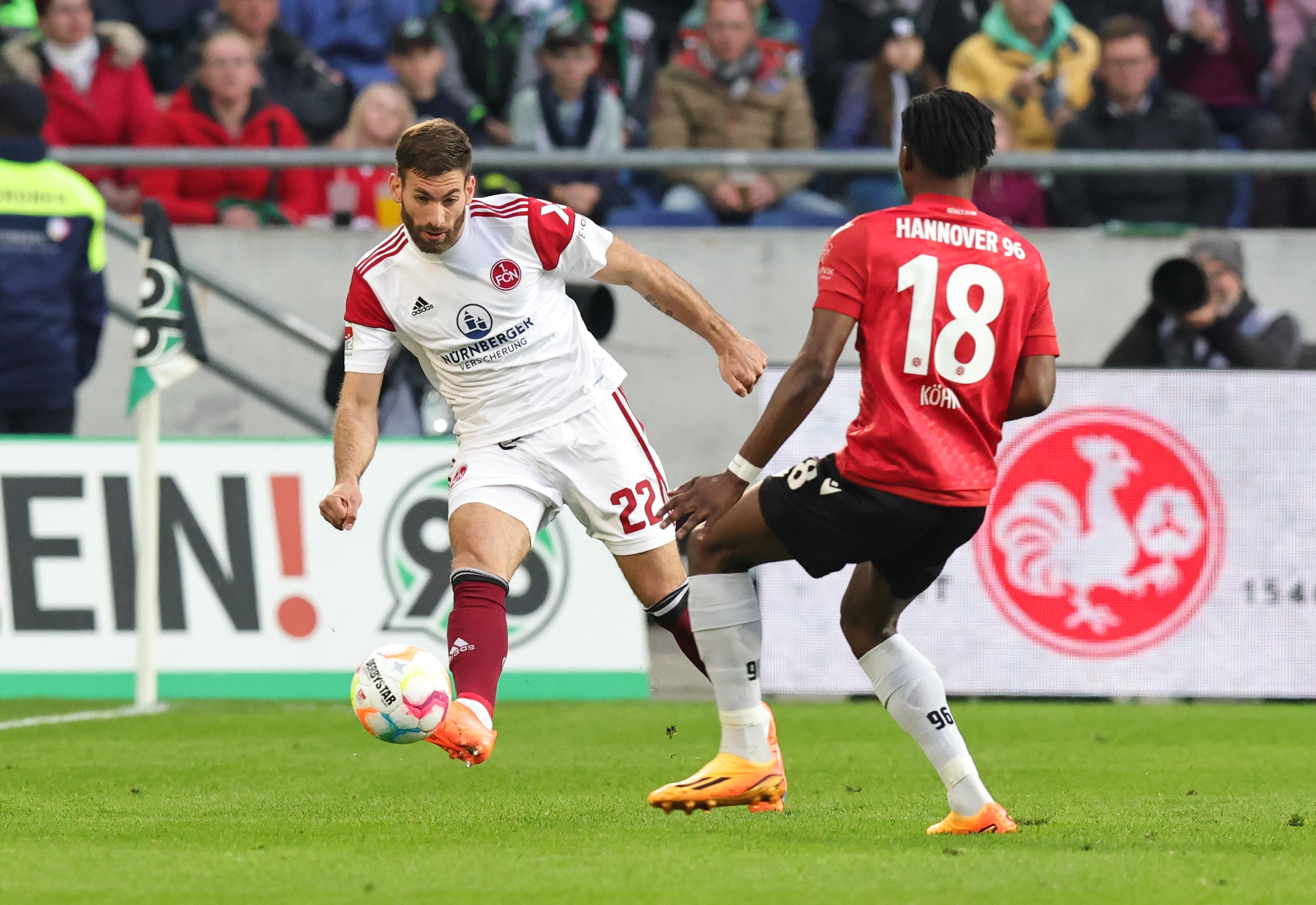 Der FCN kommt allenfalls in die Nähe des H96-Tores. Beispielsweise zwei Minuten nach dem bitteren Dämpfer, als Valentini aus der zweiten Reihe abzieht. Zieler wackelt kurz, hält aber. 