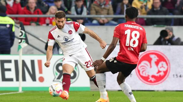 Der FCN kommt allenfalls in die Nähe des H96-Tores. Beispielsweise zwei Minuten nach dem bitteren Dämpfer, als Valentini aus der zweiten Reihe abzieht. Zieler wackelt kurz, hält aber.