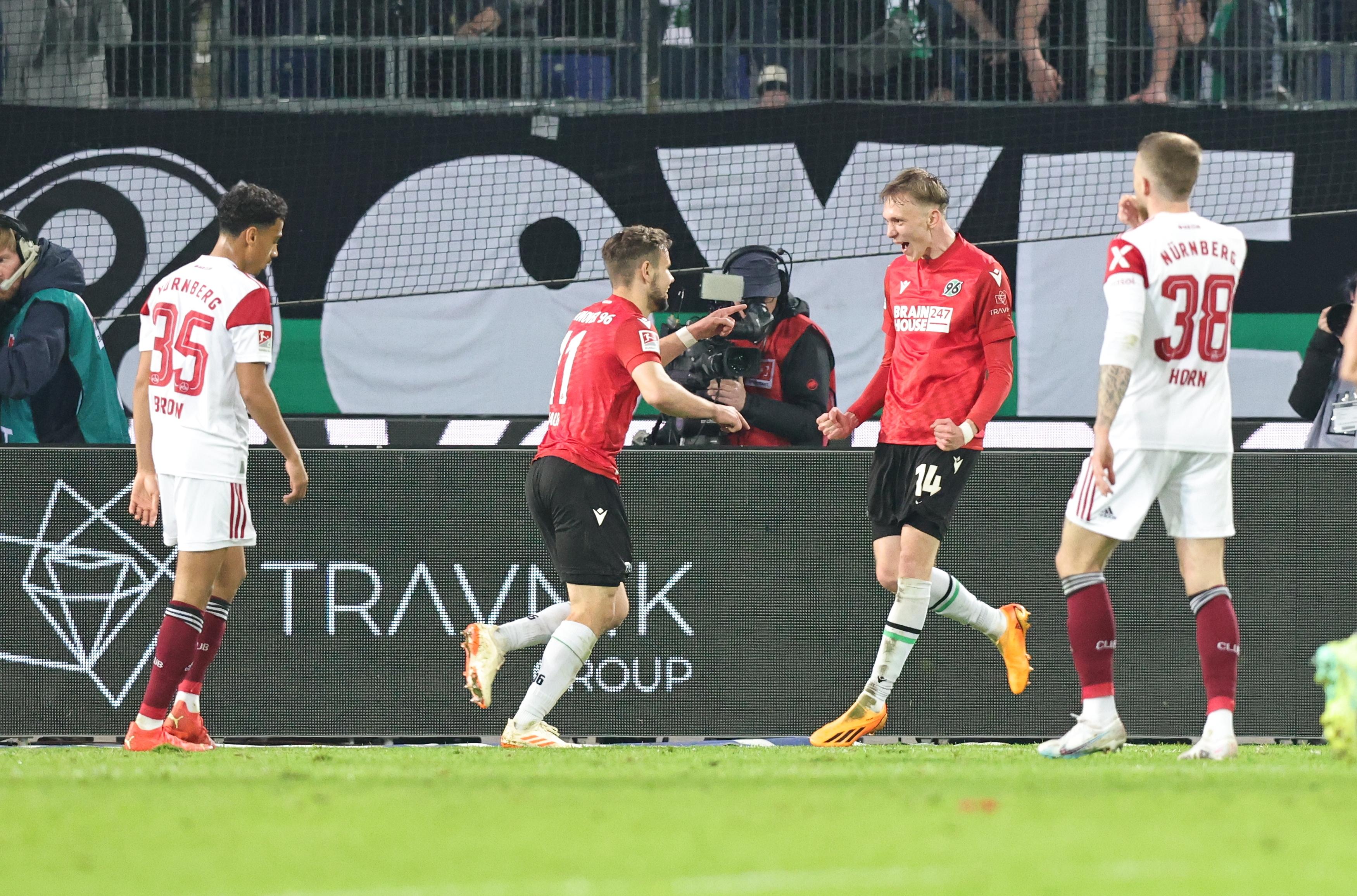 Und dann ist es wie so häufig in dieser Club-Saison: Es kommt, wie es kommen muss. Schaub macht den Sargnagel für diese Partie und setzt den 0:3-Deckel drauf. Der Club, verständlicherweise, nach dem Treffer paralysiert