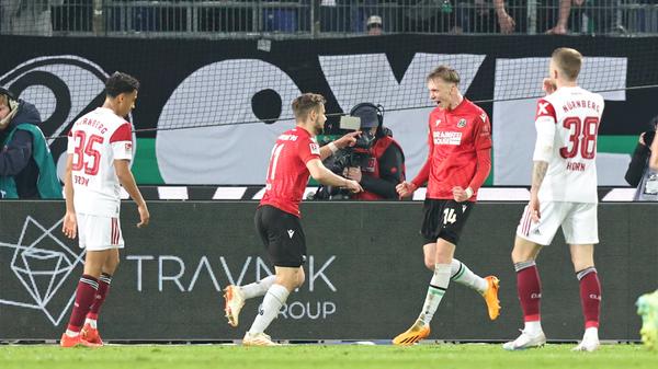 Und dann ist es wie so häufig in dieser Club-Saison: Es kommt, wie es kommen muss. Schaub macht den Sargnagel für diese Partie und setzt den 0:3-Deckel drauf. Der Club, verständlicherweise, nach dem Treffer paralysiert