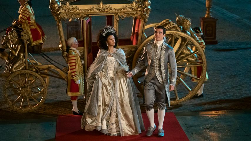 Alle Fans von "Bridgerton" dürften sich auf das Prequel "Queen Charlotte: A Bridgerton Story" freuen. Darin wird Charlottes Weg zu Ruhm und Macht geschildert. Darüber hinaus erfährt man mehr über die Krankheit ihres Mannes. Netflix releast die Miniserie am 4. Mai.