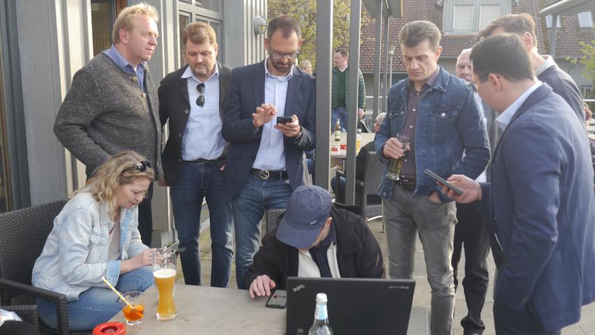 Das vielleicht typischste Bild von der CSU-Wahlparty: der einigermaßen verzweifelte Blick aufs Handy oder in den Computer. Auch Kandidat Jochen Münch (stehend 3. v. li.) wartet - lange Zeit vergeblich - auf Ergebnisse bei seiner Wahlparty am Rothsee.