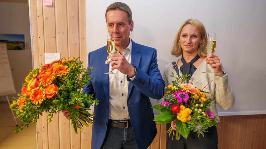 Blumen und Sekt für den Gewinner des Abends: Ben Schwarz und seine Frau Teresa freuen sich über den Erfolg. In 14 Tagen kommt es nun zur Stichwahl des SPD-Manns gegen Konkurrent Jochen Münch (CSU).