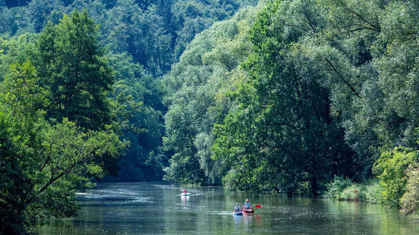 Paddler auf der Altmühl: Der freiwillige Verzicht der Bootsverleiher, zum Schutz der Fischbruten ihre Wasserfahrzeuge auf dem Trockenen zu lassen, ist ausgelaufen - ausgerechnet zu einer Zeit, in der der Wasserstand sehr niedrig ist. 