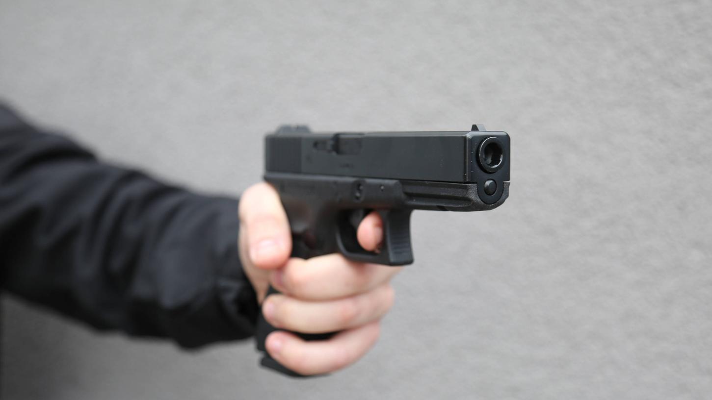 Sah täuschend echt aus: eine schwarze Spielzeugpistole mit der zwei Jugendliche in der Erlanger Innenstadt herumfuchtelten (Symbolbild). Sah täuschend echt aus: eine schwarze Spielzeugpistole mit der zwei Jugendliche in der Erlanger Innenstadt herumfuchtelten (Symbolbild).