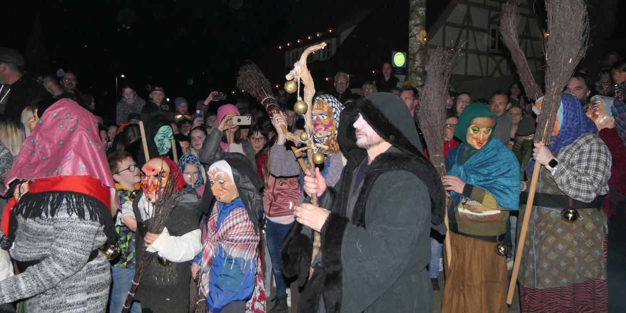 Wilder Tanz am Blocksberg: Hexen und Teufel feiern Walpurgisnacht in ...