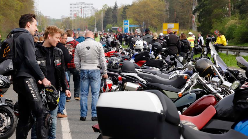 Laute Motoren, heftige Maschinen: Bis zu 15.000 Teilnehmer beim Bikertreffen in Nürnberg