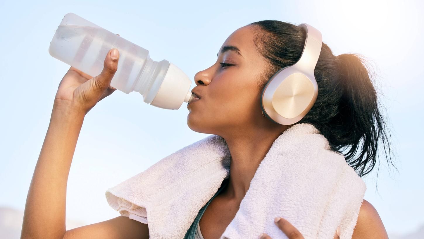 Viel Wasser trinken und viel Bewegung helfen dabei, schnell abzunehmen, ohne den Körper zu sehr zu belasten.