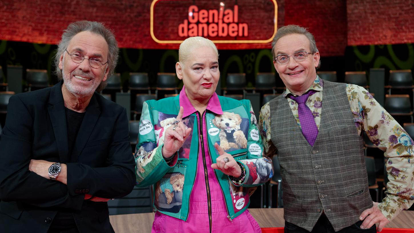 Die Komiker Hugo Egon Balder (l-r), Hella von Sinnen und Wigald Boning stehen bei einem Set-Termin der Kultshow "Genial daneben" im Studio.