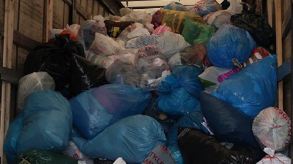 Vergangenes Jahr wurden dank vieler freiwilliger Helfer knapp sieben Tonnen Sammelgut am Treuchtlinger Volksfestplatz in den Lkw verladen. Vergangenes Jahr wurden dank vieler freiwilliger Helfer knapp sieben Tonnen Sammelgut am Treuchtlinger Volksfestplatz in den Lkw verladen.