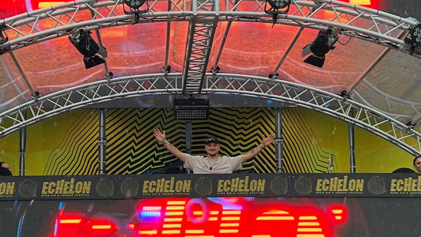 DeMario DJ legt beim Echelon Festival auf.