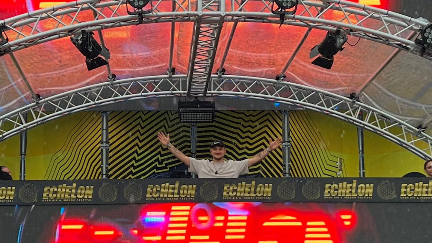 DeMario DJ legt beim Echelon Festival auf. DeMario DJ legt beim Echelon Festival auf.