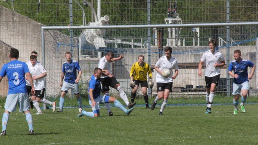 Die TSG Ellingen (in Blau) setzte sich nach 0:2-Rückstand noch klar mit 5:2 gegen den FC Nagelberg durch.