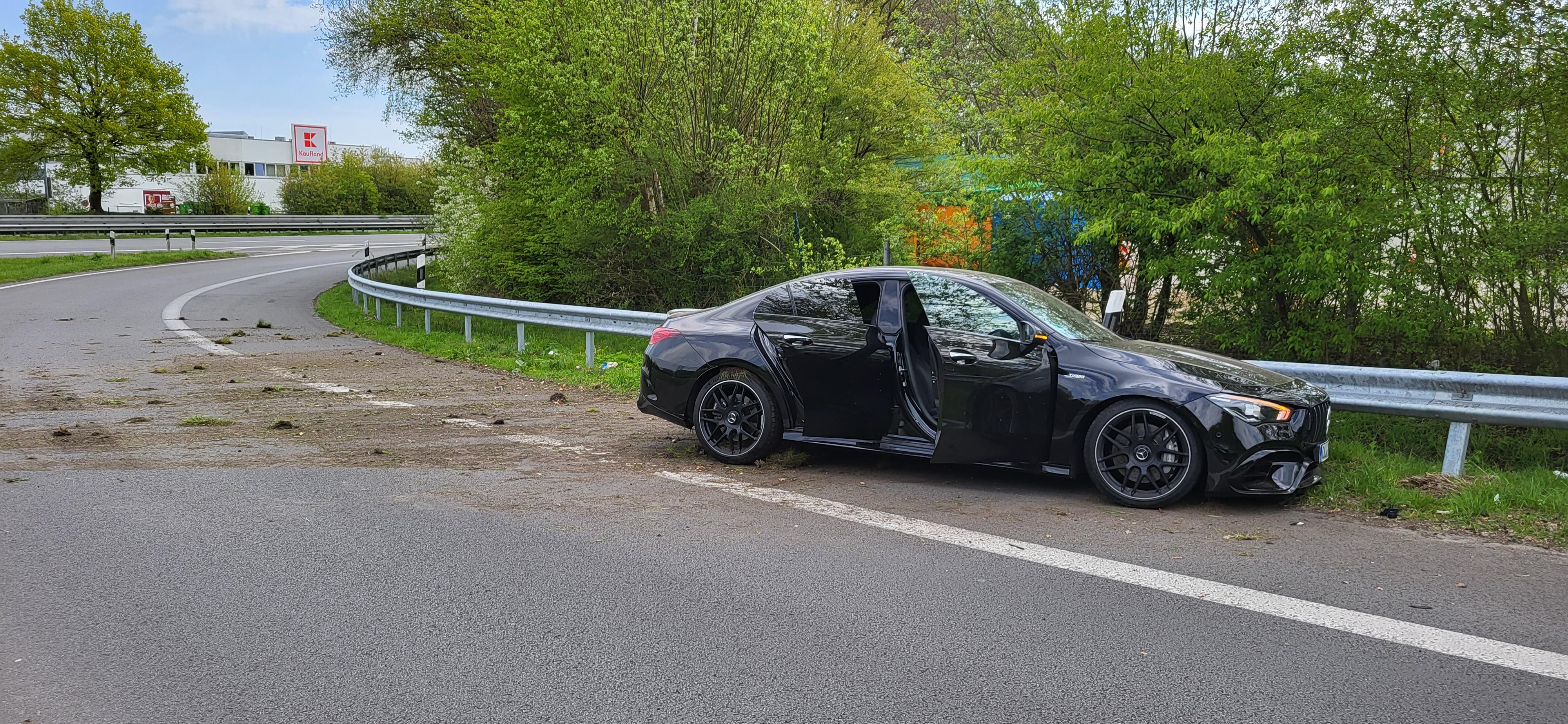 AMG-Mercedes kracht nach Verfolgungsjagd mit der Polizei in Leitplanke.