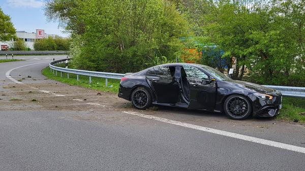 AMG-Mercedes kracht nach Verfolgungsjagd mit der Polizei in Leitplanke.