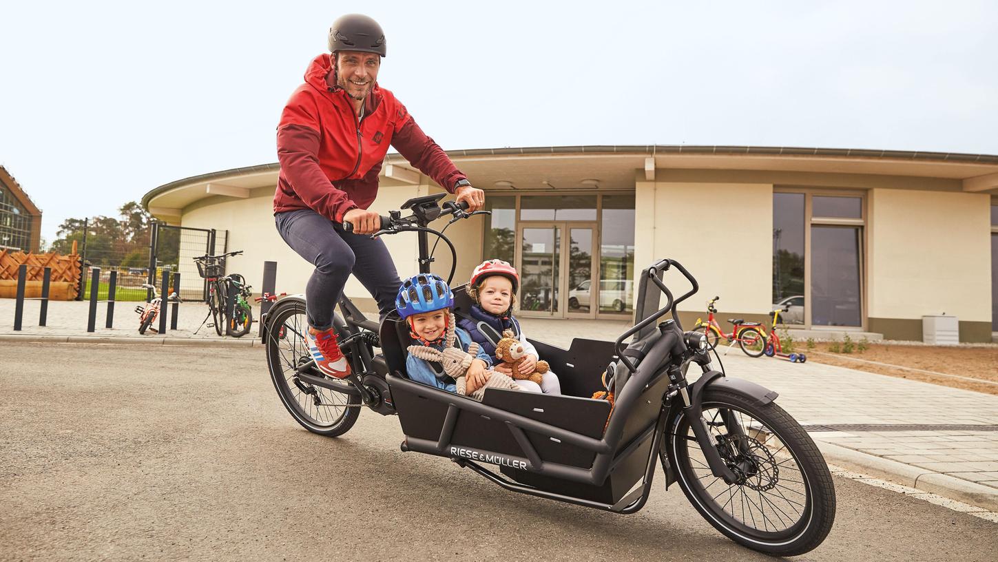Auch bei der Mitnahme per Lastenfahrrad (hier ein sogenannter Long John) gilt: Nie ohne Helm. Auch bei der Mitnahme per Lastenfahrrad (hier ein sogenannter Long John) gilt: Nie ohne Helm.