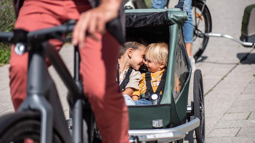 Die Kids im Schlepp: Im Fahrradanhänger reist es sich bequem. Die Kids im Schlepp: Im Fahrradanhänger reist es sich bequem.