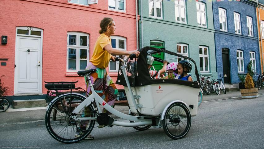 Mitfahrgelegenheit für mehrere Kinder: Zweispuriges E-Cargobike mit Transportbox. Mitfahrgelegenheit für mehrere Kinder: Zweispuriges E-Cargobike mit Transportbox.