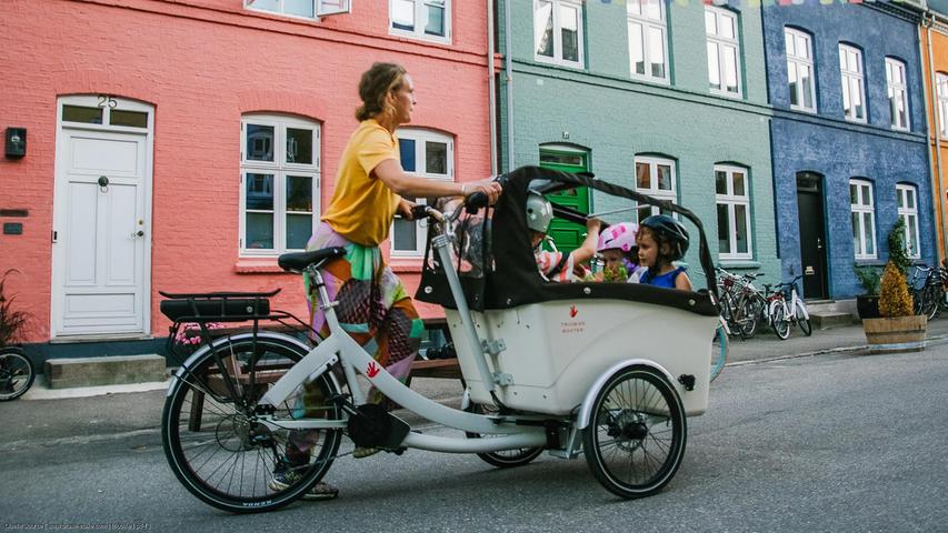 Mitfahrgelegenheit für mehrere Kinder: Zweispuriges E-Cargobike mit Transportbox.